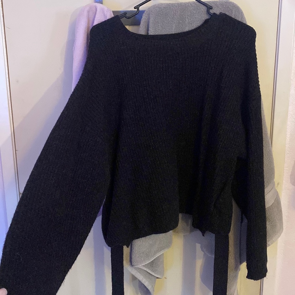 Sweatshirt type w straps that tie around the waist & subtle ruffles on the back